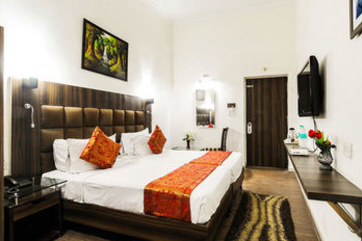 Room 5 of 12