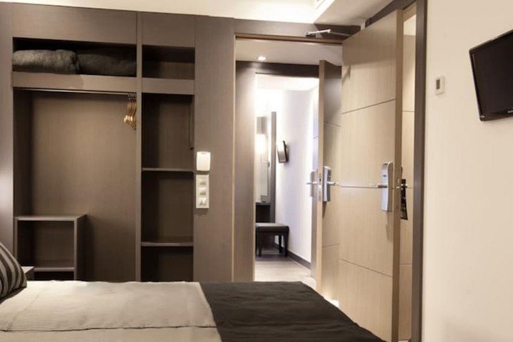 Room 15 of 49