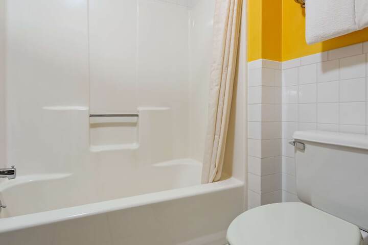 1 King Bed Microwave and Refrigerator WiFi Continental Breakfast (7 of 19)