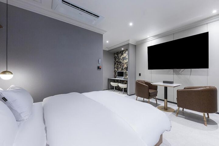 Room 10 of 72