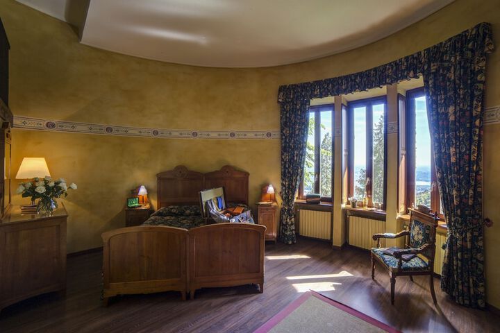 Room 8 of 66
