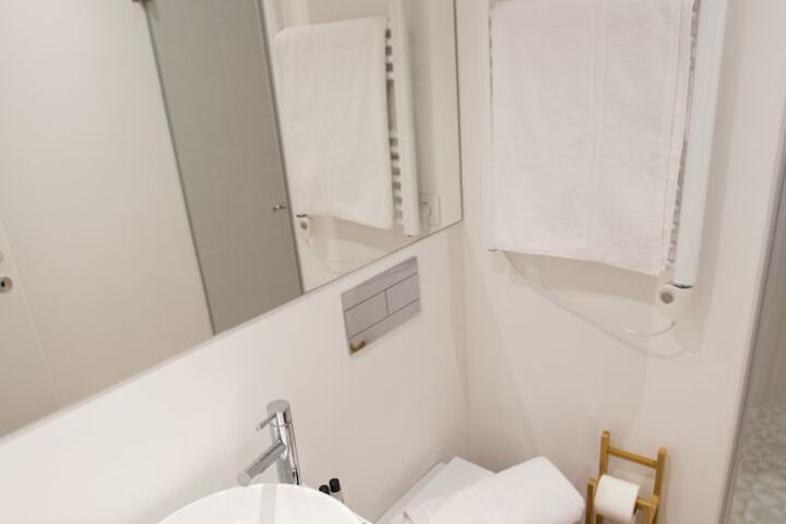 Room 102 of 136