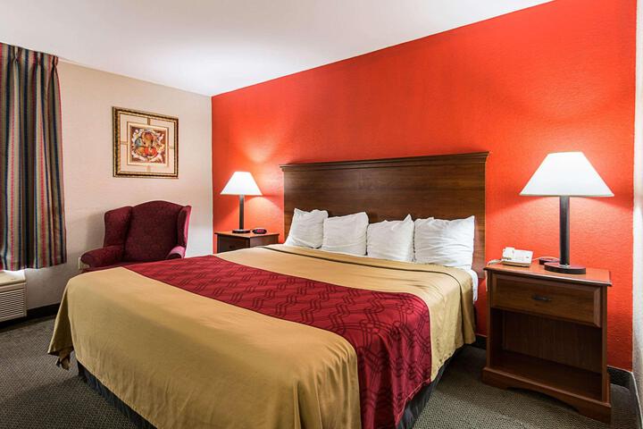 1 King Bed (1 of 15)