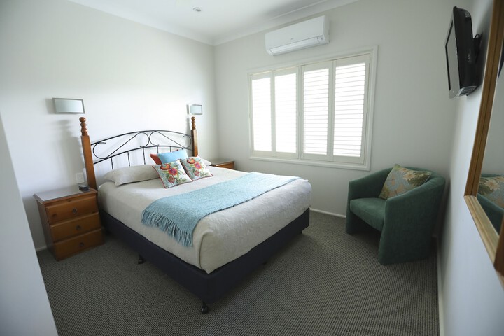 Room 3 of 76