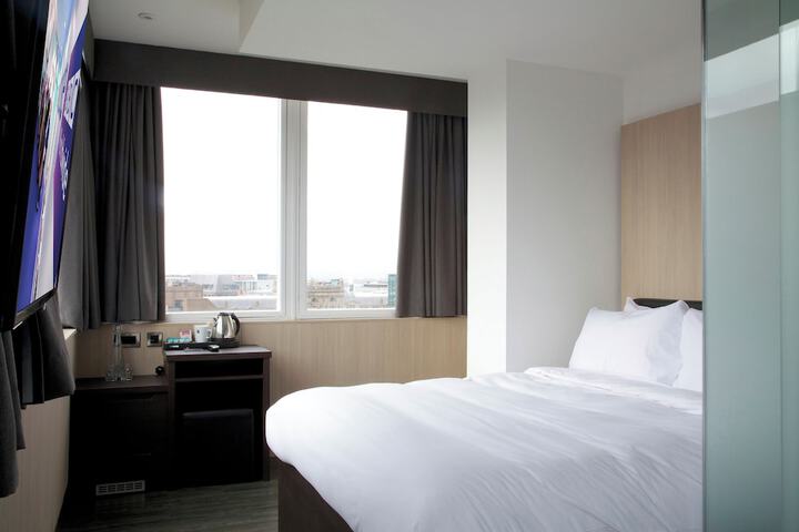 Room 10 of 37