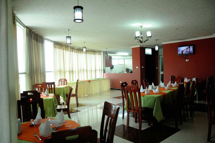 Dining 45 of 56
