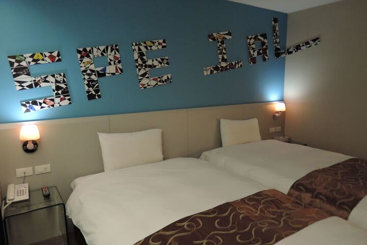 Room 28 of 46