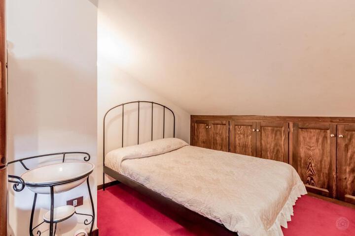 Room 2 of 10