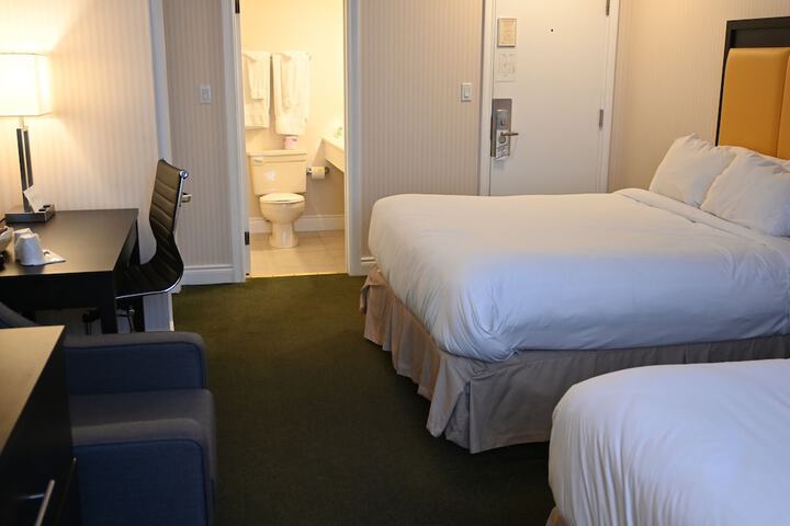1 Queen Bed (4 of 19)