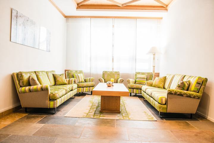 Lounge 107 of 112