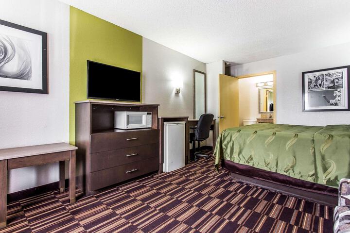 1 King Bed (3 of 7)