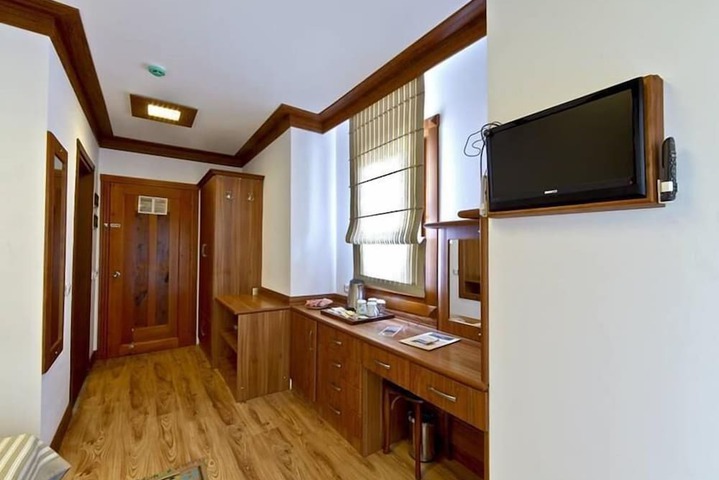 Room 6 of 30