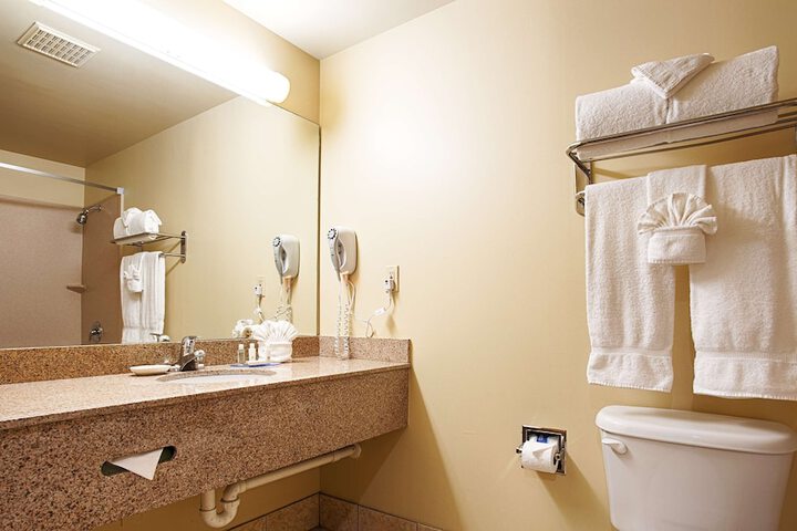 2 Queen Beds High Speed Internet Accessible Microwave and Refrigerator, Coffee Maker Iron and Ironing Board Hairdryer Full Breakfast (10 of 10)