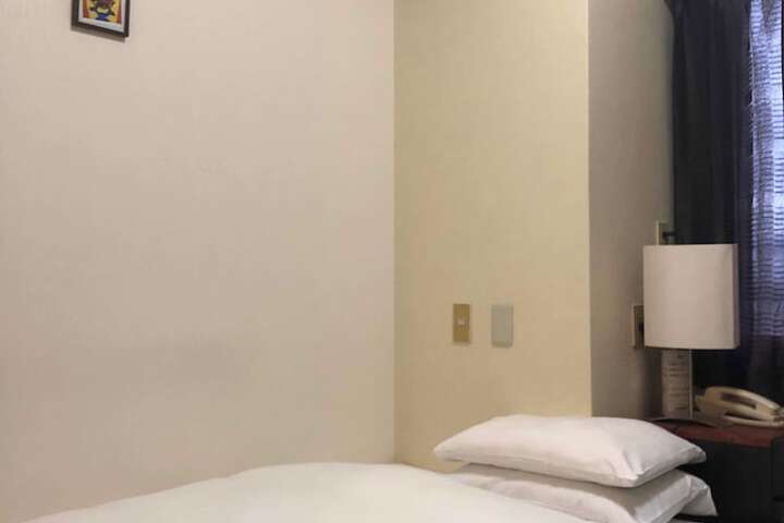 Room 12 of 27