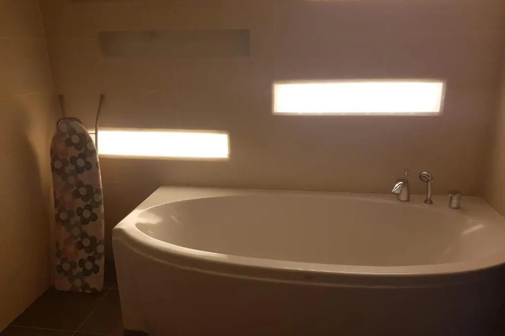 Room 6 of 12