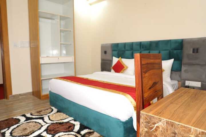 Room 9 of 40