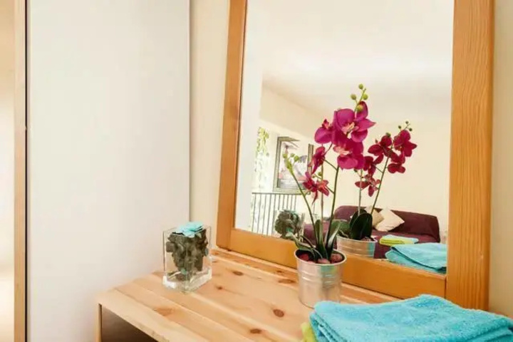 Room 4 of 16