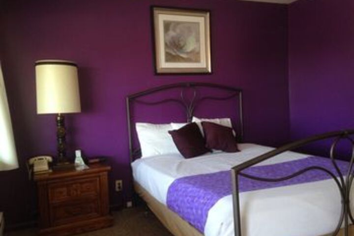 Room 4 of 9