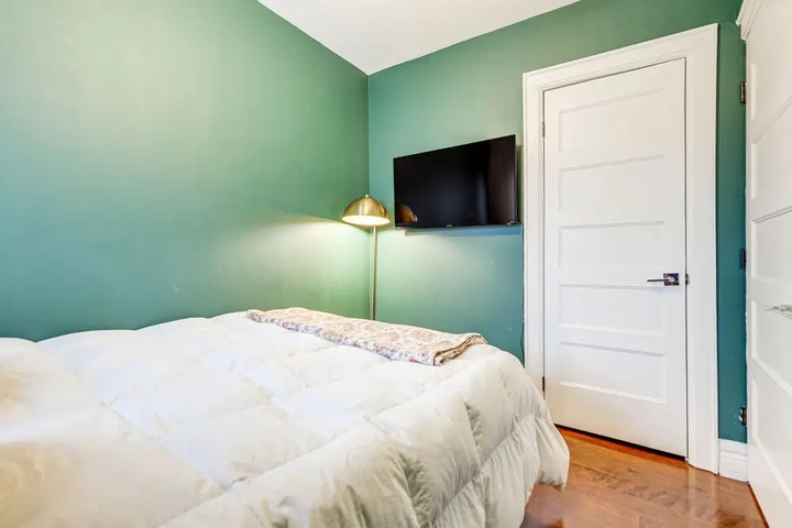 Room 5 of 16