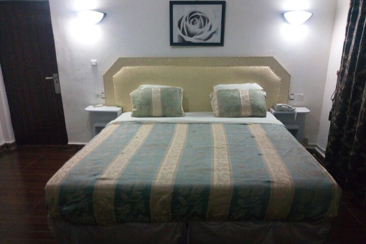 Room 4 of 24