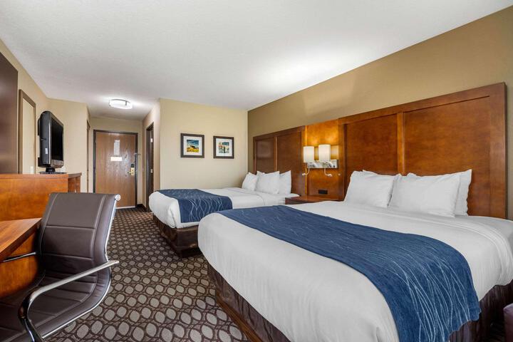2 Queen Bed Hearing Impaired (6 of 10)