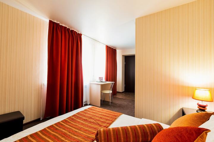Room 10 of 68