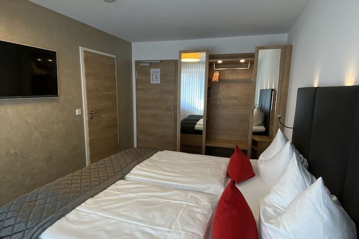 Room 8 of 70