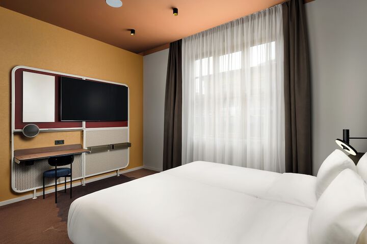 Room 9 of 170