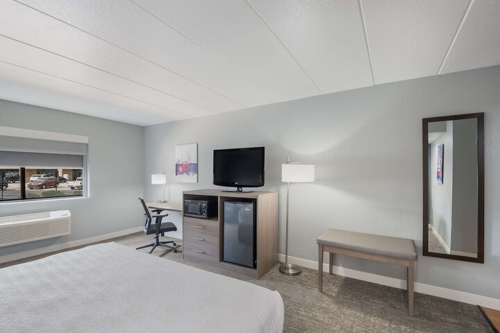 1 King Bed High Speed Internet Accessible Microwave and Refrigerator Chair with Ottoman Desk Full Breakfast (30 of 31)