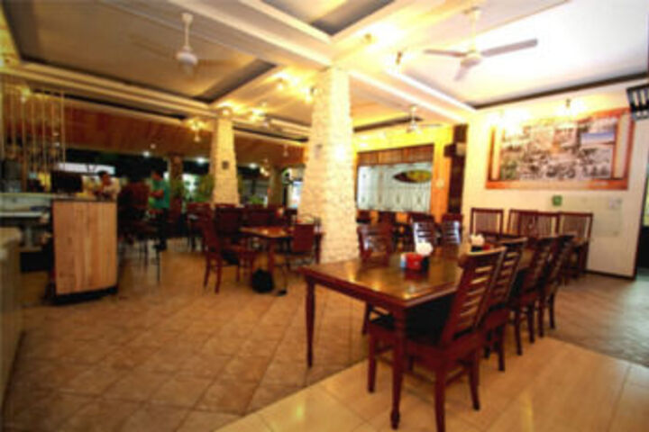 Dining 52 of 53
