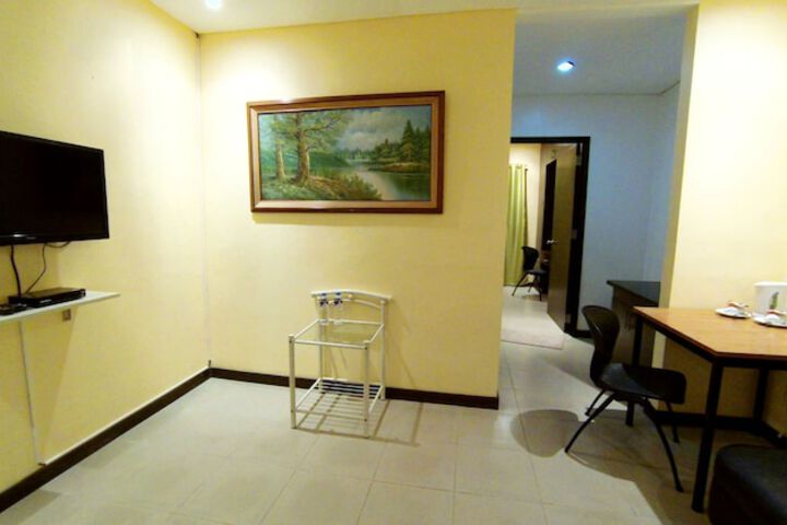 Room 10 of 12