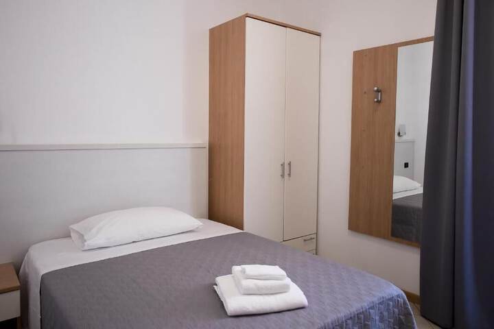 Room 13 of 25