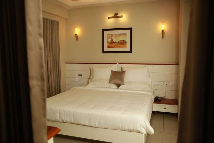 Room 4 of 8