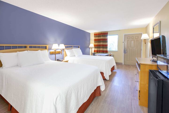 2 Queen Beds (8 of 8)