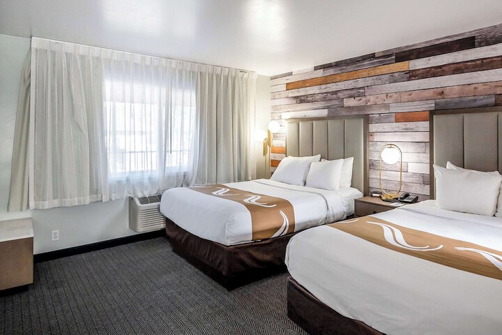 1 Queen Bed (15 of 26)