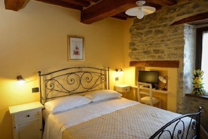Room 4 of 12