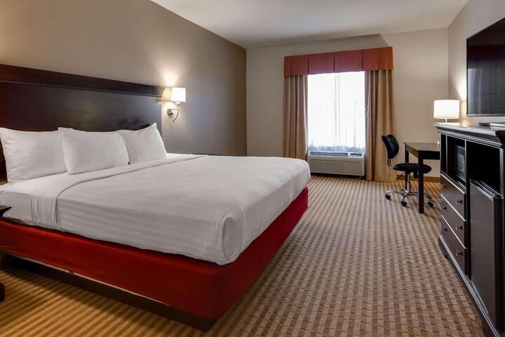Accessible Suite 1 King Bed Accessible Communication Assistance Bathtub Sofa Bed Full Breakfast (1 of 13)