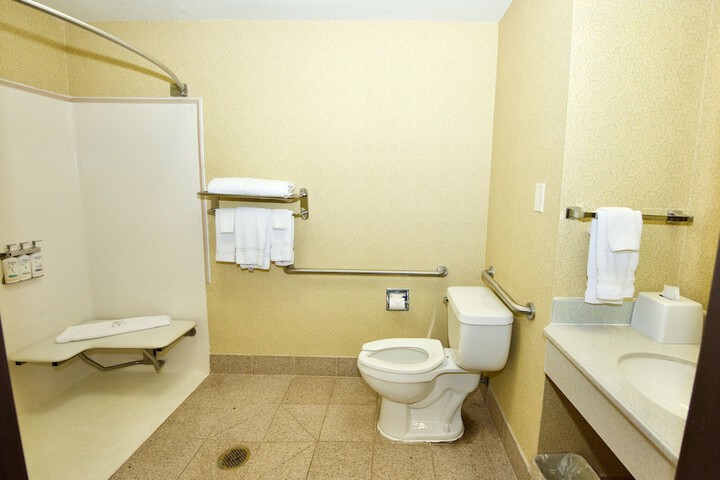 1 Queen Bed Standard Comm Accessible Tub (17 of 22)