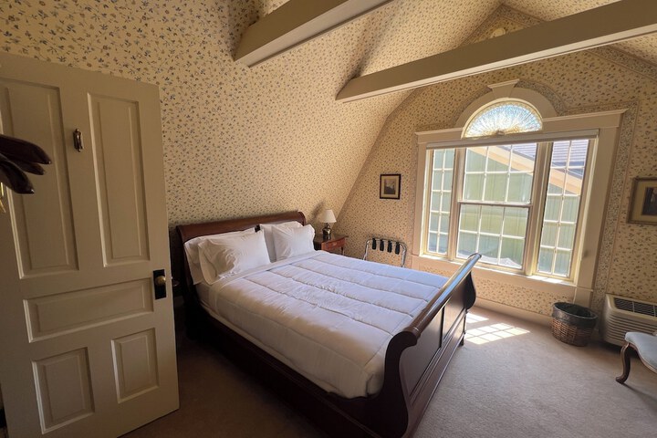 Room 27 of 84
