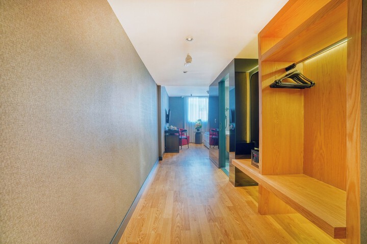 Room 36 of 143