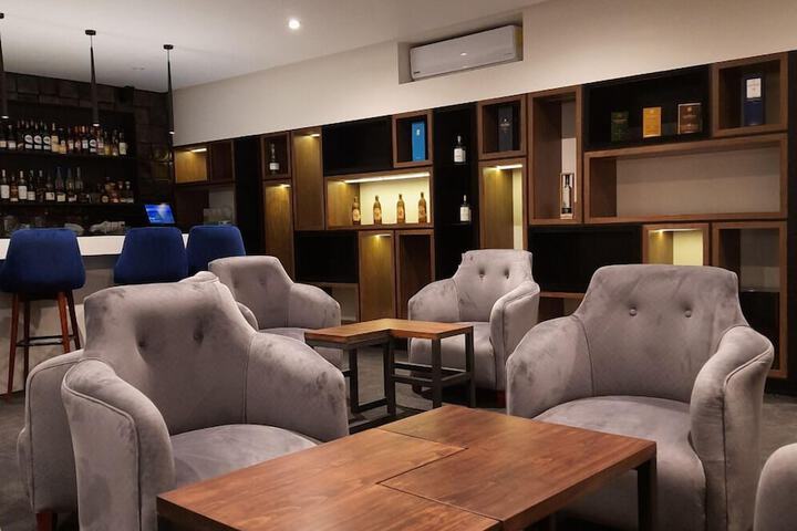Lounge 49 of 58