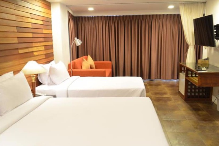 Room 4 of 77