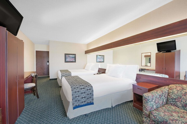 2 Queen Beds Mobility Accessible (15 of 29)