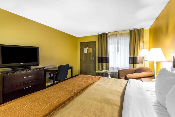 1 King Bed (1 of 15)