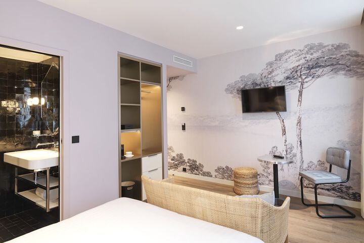 Room 13 of 28
