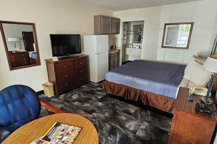 Deluxe King Bed (4 of 17)