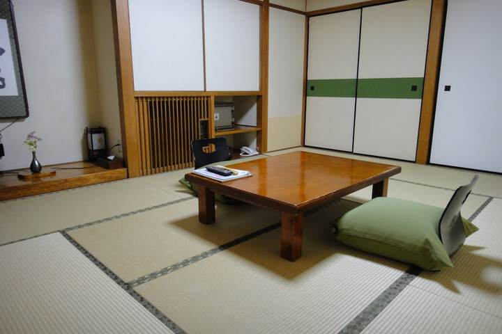 Room 6 of 26