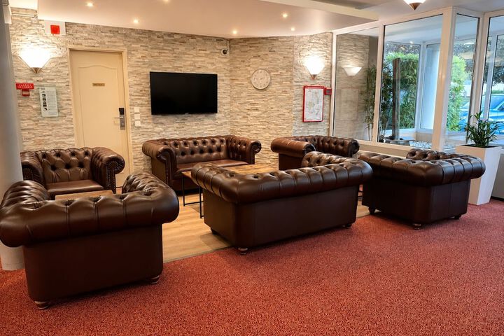 Lounge 50 of 62