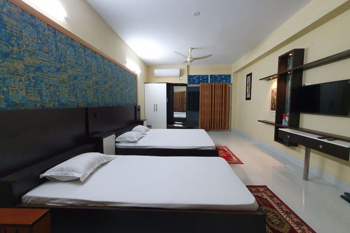 Room 4 of 8