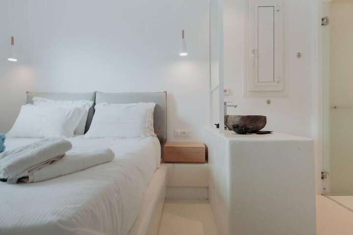 Room 2 of 83
